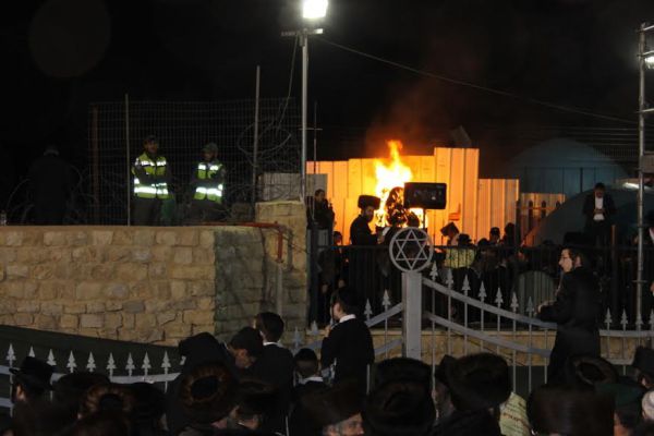 שֶׁמֶן שָׂשׂוֹן מֵחֲבֵרֶיךָ: צפו ברבבות חוגגים ל"ג בעומר במירון