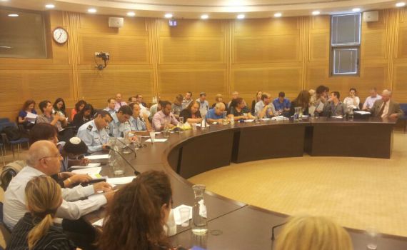 "האינטרנט – שדה קרב להתגוששות בין בני-נוער"