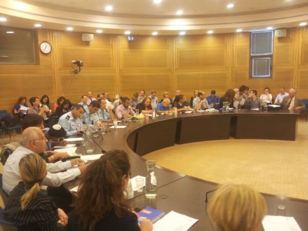 "האינטרנט – שדה קרב להתגוששות בין בני-נוער"