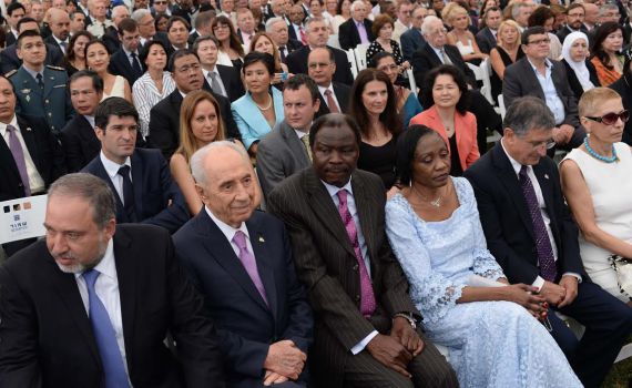 הנשיא פרס לשגרירים: "הפעילו לחץ על חמאס"