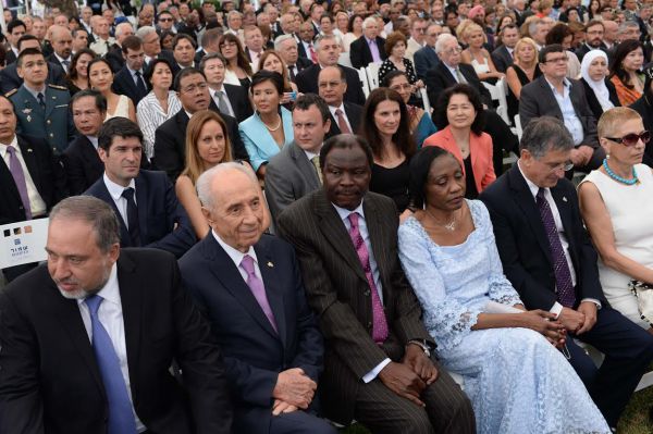 הנשיא פרס לשגרירים: "הפעילו לחץ על חמאס"