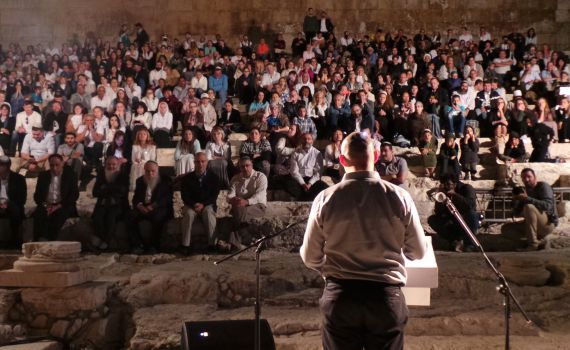 בנט לישראלים שאינם יהודים: מחכה שתתגיירו