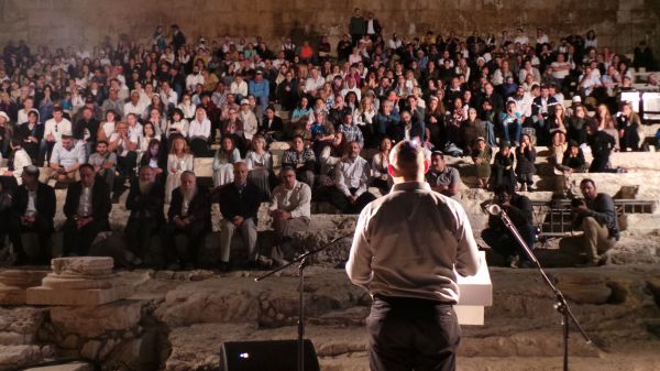 בנט לישראלים שאינם יהודים: מחכה שתתגיירו