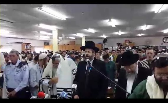 צפו: תפילה קורעת לב בישיבת מקור חיים