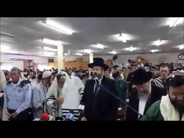 צפו: תפילה קורעת לב בישיבת מקור חיים