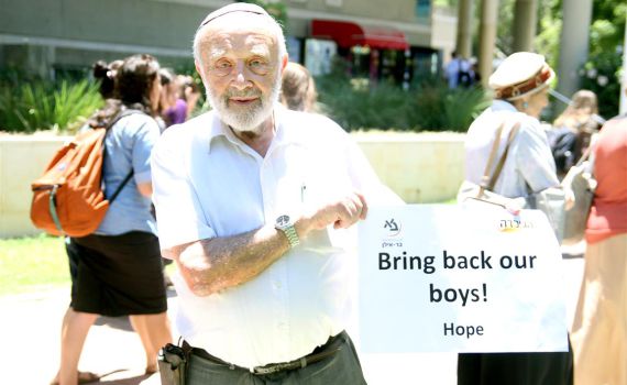 סבו של נפתלי פרנקל בעצרת התפילה בבר אילן