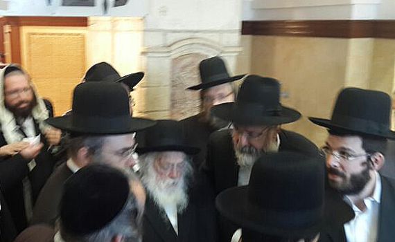 תפילה היסטורית: הרב חיים קנייבסקי בקבר רחל