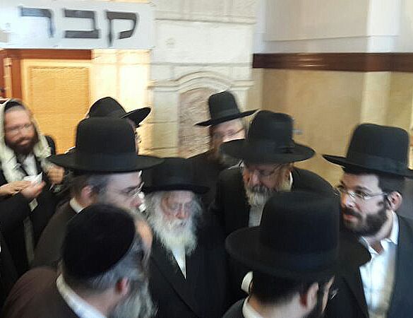 תפילה היסטורית: הרב חיים קנייבסקי בקבר רחל