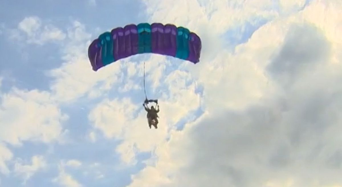 צפו: הצנחן בן ה-93 שחזר את הצניחה בנורמנדי