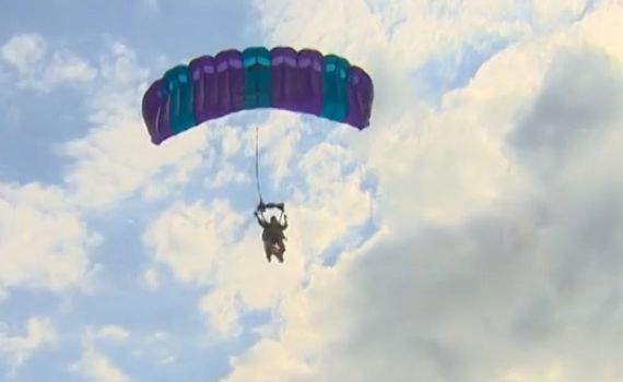 צפו: הצנחן בן ה-93 שחזר את הצניחה בנורמנדי