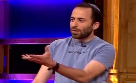 צפו: יאיר אורבך בסטנדאפ להגנת התנ"ך