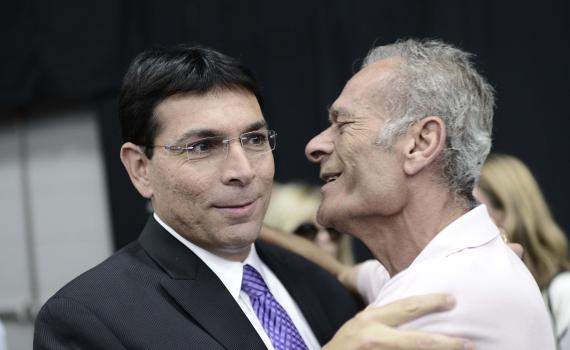 דנון למשפ' החטופים: אינני איש בשורות