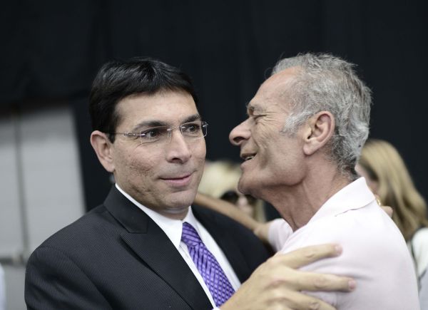 דנון למשפ' החטופים: אינני איש בשורות