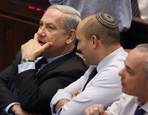 מקורבי בנט: מצפים מרה"מ להתנצל בפני השר אריאל