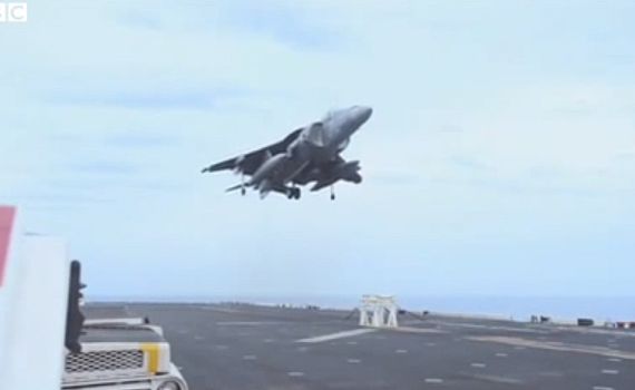 מדהים: מטוס קרב נחת על שרפרף