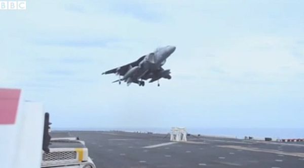 מדהים: מטוס קרב נחת על שרפרף