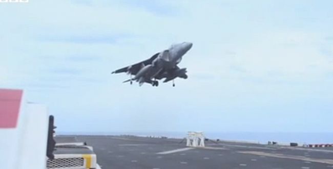 מדהים: מטוס קרב נחת על שרפרף