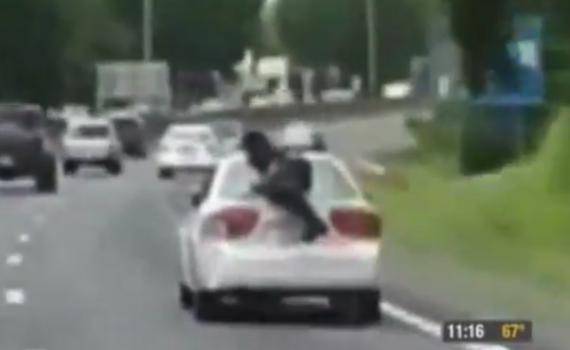 מטורף: נצמד לגג רכב בכביש מהיר