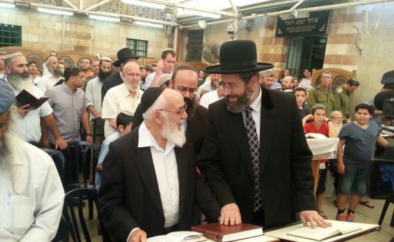 "גם לא יהודים מתפללים עמנו לשלומם של החטופים"