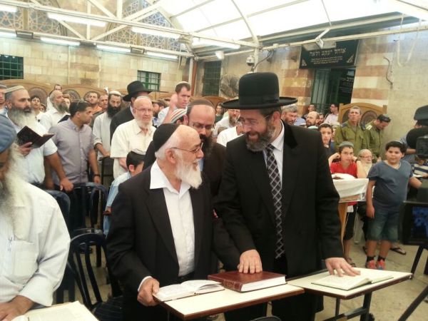 "גם לא יהודים מתפללים עמנו לשלומם של החטופים"