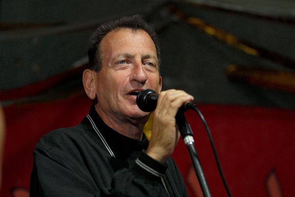 ההחלטה לסגור בשבת – פגיעה בדמוקרטיה