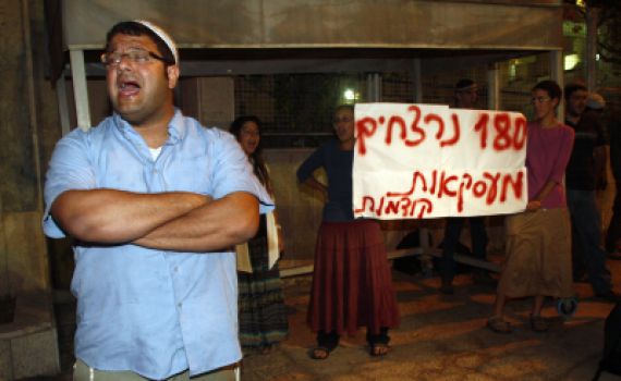 בן גביר מפגין: "שחרור מחבלים שווה חטיפות"