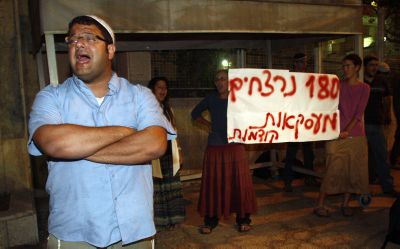 בן גביר מפגין: "שחרור מחבלים שווה חטיפות"