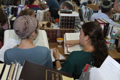 נשים לומדות פרקי אבות למען החטופים