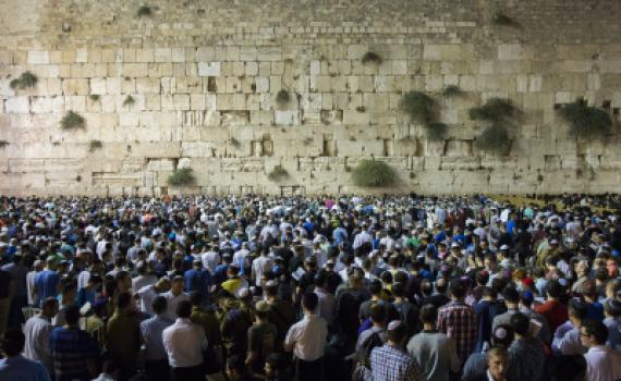 הלילה בחצות: תפילת המונים בכותל המערבי