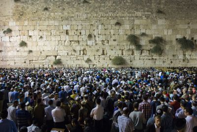 הלילה בחצות: תפילת המונים בכותל המערבי