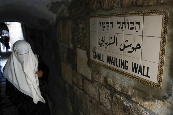 המשטרה מסרבת להסיר הפיגומים מהכותל הקטן