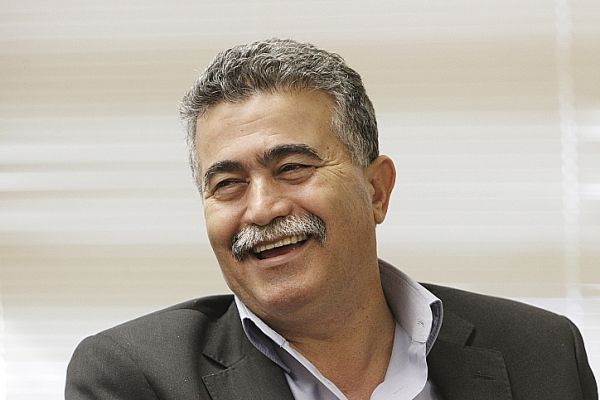 לאחר כארבע שנים: עמיר פרץ שוב עובר מפלגה