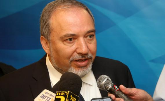 גלאון לנתניהו: "ליברמן פירומן התנער מהכרזותיו"