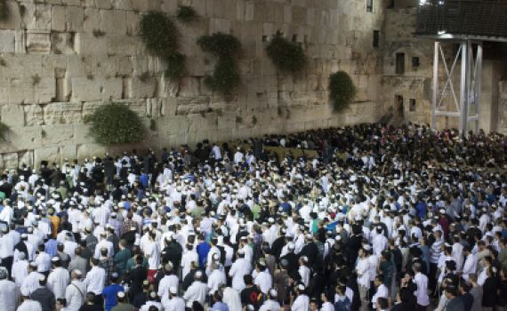 רבבות התפללו בכותל לשחרור החטופים