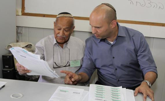 בנט לחברי החטופים: "מתוך אמונה ננצח"