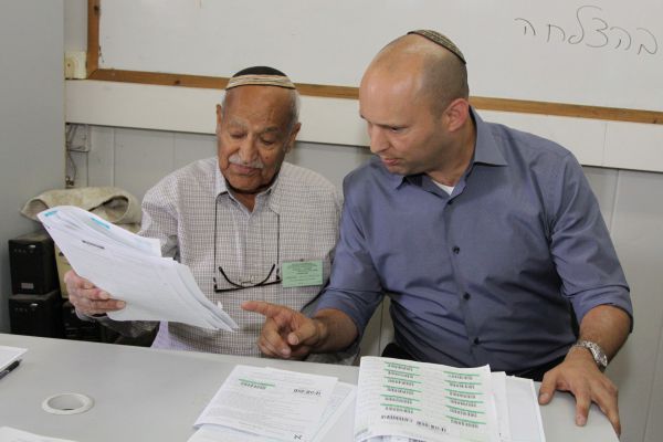 בנט לחברי החטופים: "מתוך אמונה ננצח"