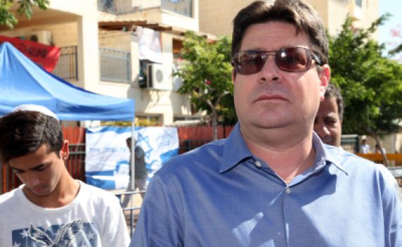 אקוניס לאבו מאזן: "פרק את ממשלת הטרור"