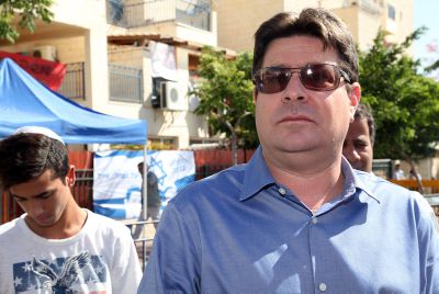 אקוניס לאבו מאזן: "פרק את ממשלת הטרור"