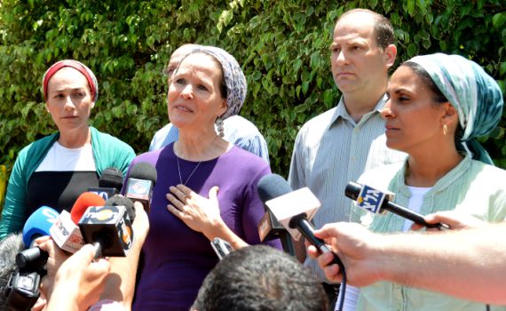 הורי הנערים החטופים במרכז אירוע הסליחות המרכזי בחברון