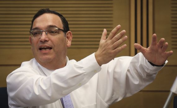 הרב פירון ערך חופה; אישה בירכה בשבע ברכות