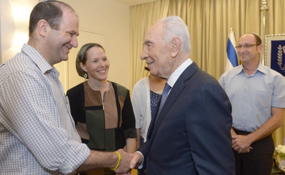 "עומד לצדכם ומתפלל להשבת הבנים הביתה"