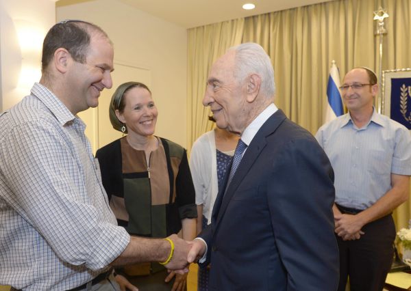 "עומד לצדכם ומתפלל להשבת הבנים הביתה"