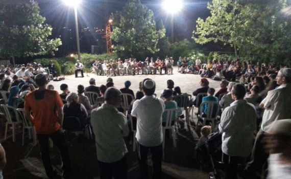 בטלמון מתפללים להחזרת שלושת הנערים החטופים