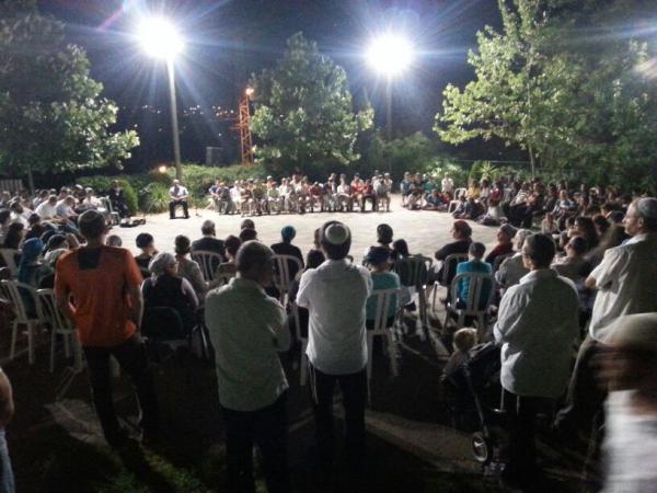 בטלמון מתפללים להחזרת שלושת הנערים החטופים