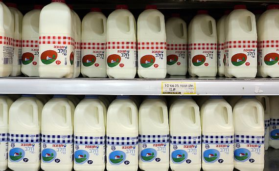 הרבנות נאבקת בעליית מחירי מוצרי החלב