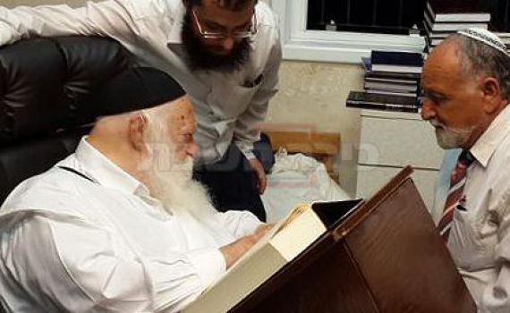 צפו: הרב קנייבסקי מברך את משפ' שער