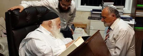 צפו: הרב קנייבסקי מברך את משפ' שער