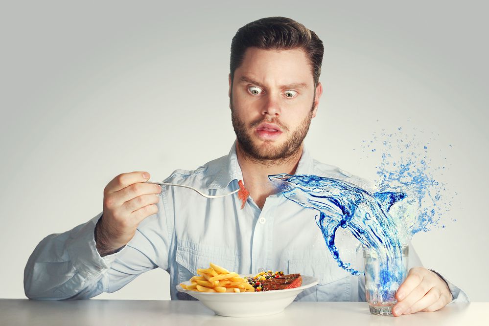 אישום: אכל פטריות הזיה ותקף שתי נשים