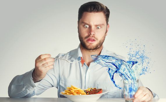 אישום: אכל פטריות הזיה ותקף שתי נשים