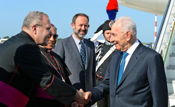 אחרי ביקור האפיפיור: הנשיא פרס בוותיקן